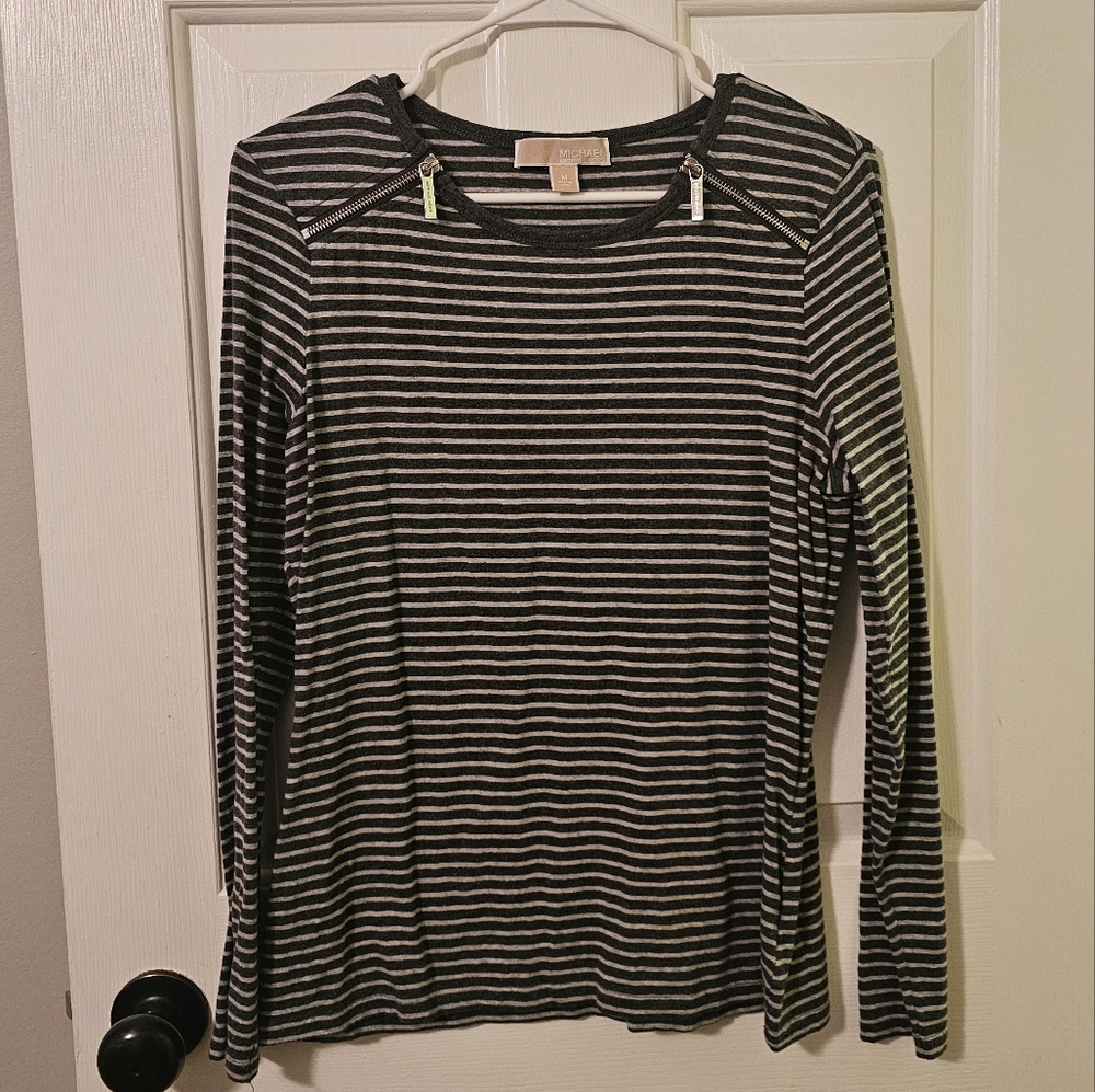 Long sleeve tee with shoulder zippers